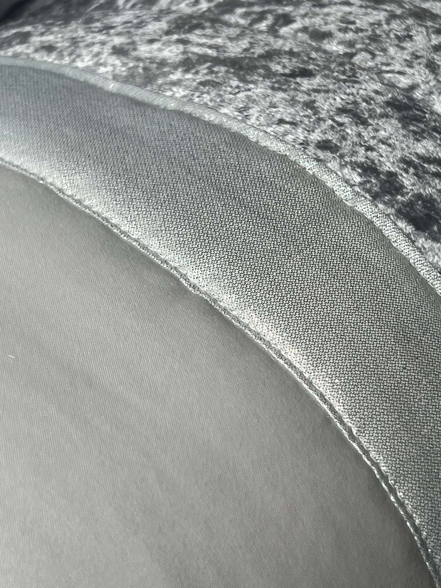 🏯 Colcha TOQUIO Elegante – Conjunto Decorativo con Tres Almohadas, 250 x 260 cm - COLOR GRIS CLARO