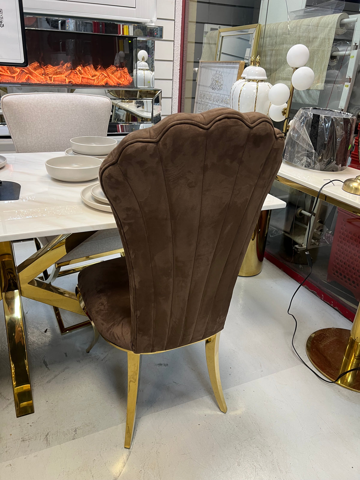 Silla Rey de terciopelo marrón con patas doradas