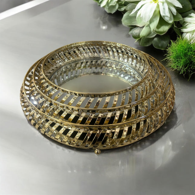 Centro de mesa redondo em metal dourado com espelho decorativo