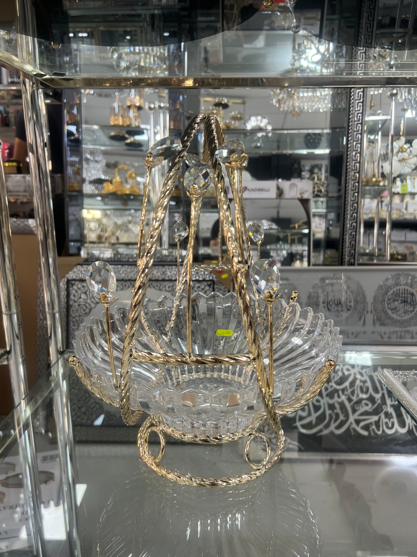 Cesta decorativa redonda con borde de cuerda dorada