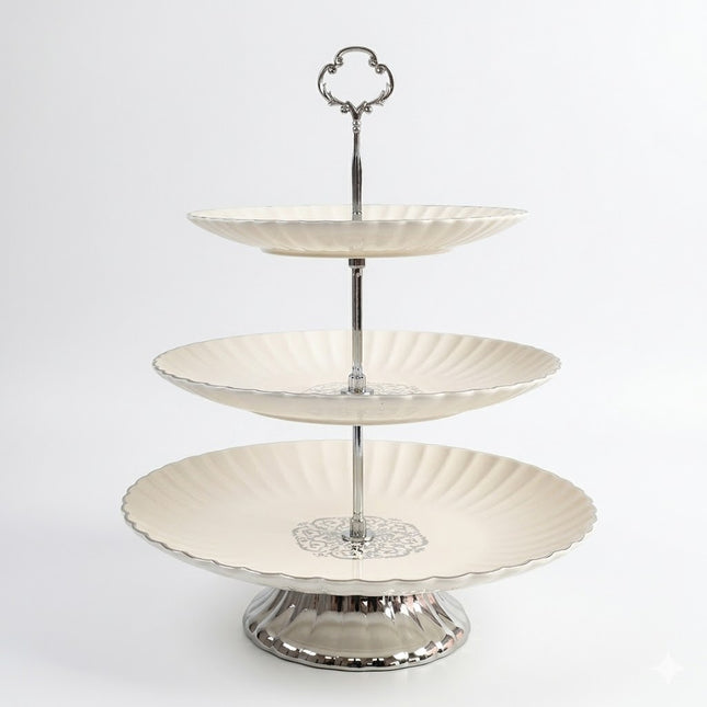 🍰 Bandeja Expositora de 3 Pisos de Plástico con Diseño Elegante – Color Marfil y Plateado