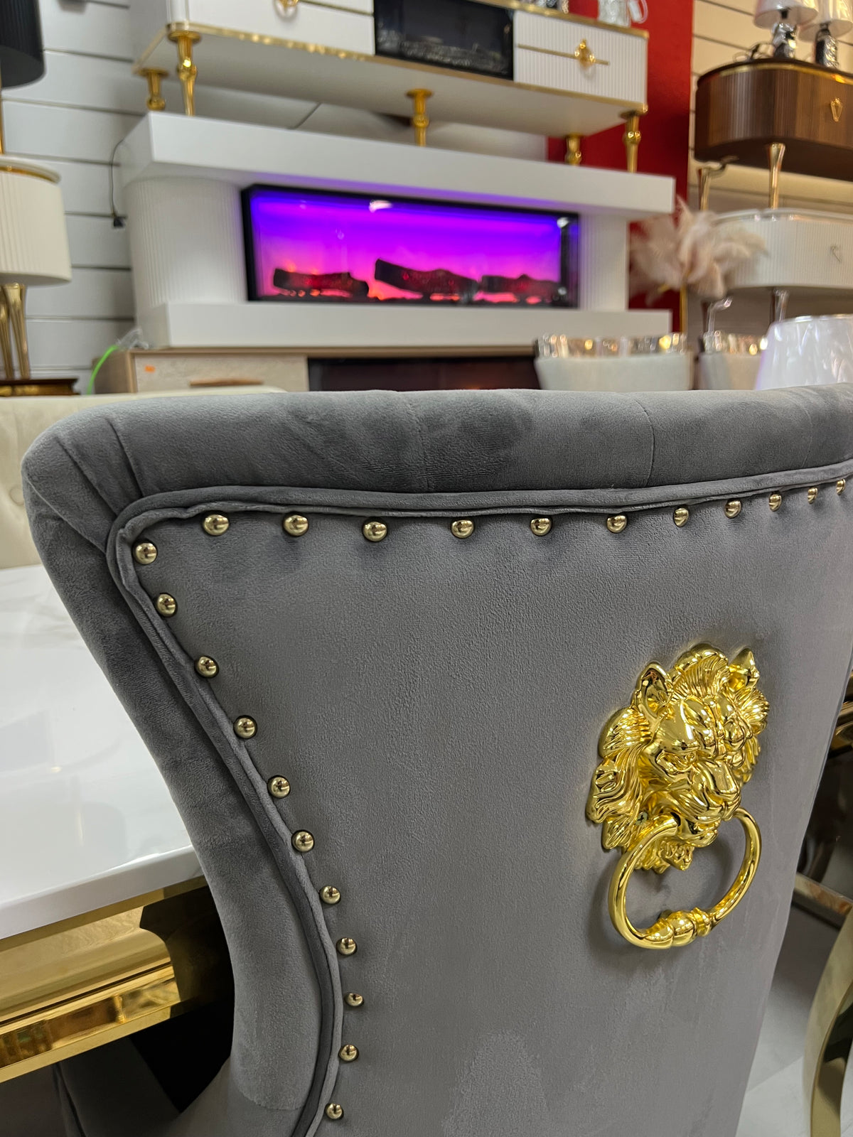 Silla León · Capitoné y detalles dorados