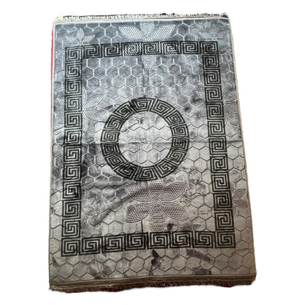 Tapete clássico cinzento com rebordo preto, de inspiração oriental – estilo árabe.