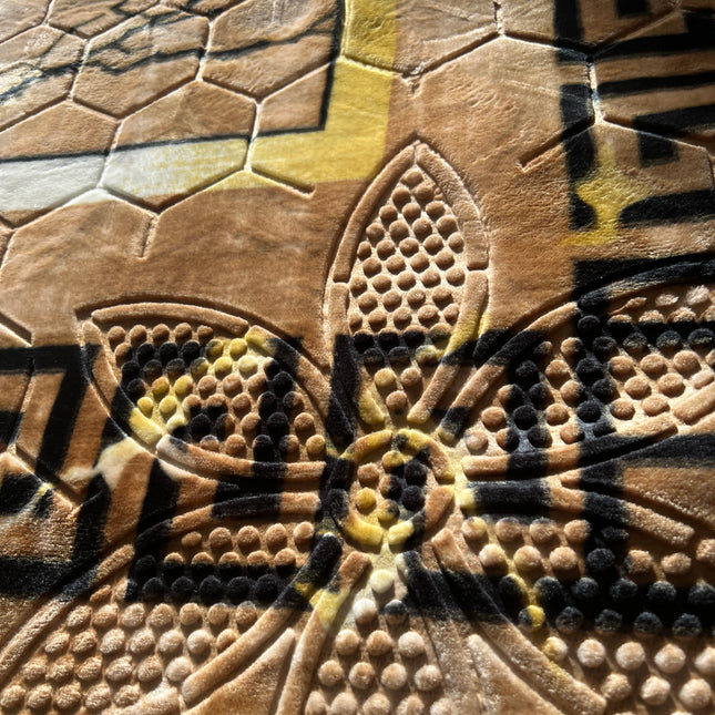 Tapete clássico bege com detalhes dourados e rebordo preto de inspiração oriental – estilo árabe