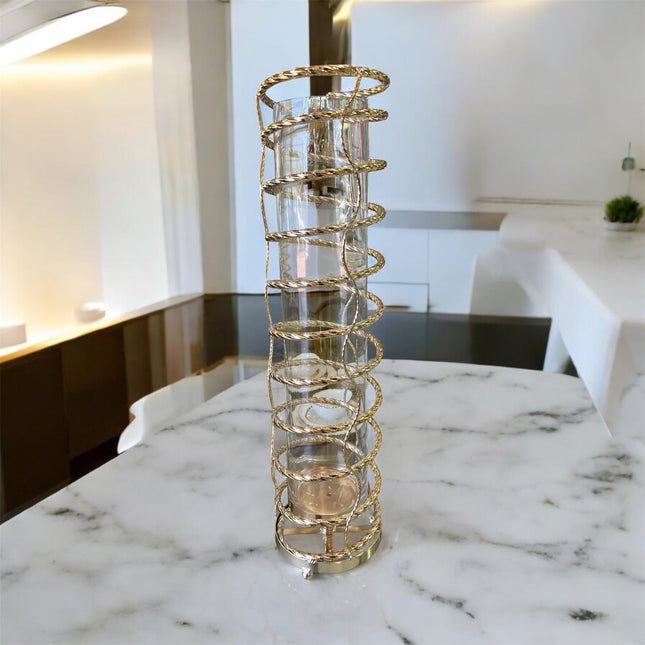 Castiçal alto em metal dourado e cristal com design em espiral.