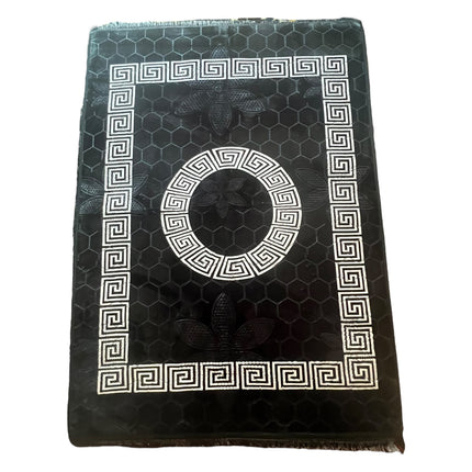 Tapete clássico preto com rebordo branco, de inspiração oriental – estilo árabe.