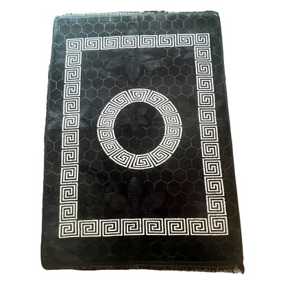 Alfombra Clásica Negra con Cenefa Blanca de Inspiración Oriental – Estilo Árabe