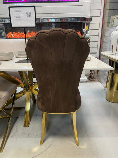 Silla Rey de terciopelo marrón con patas doradas