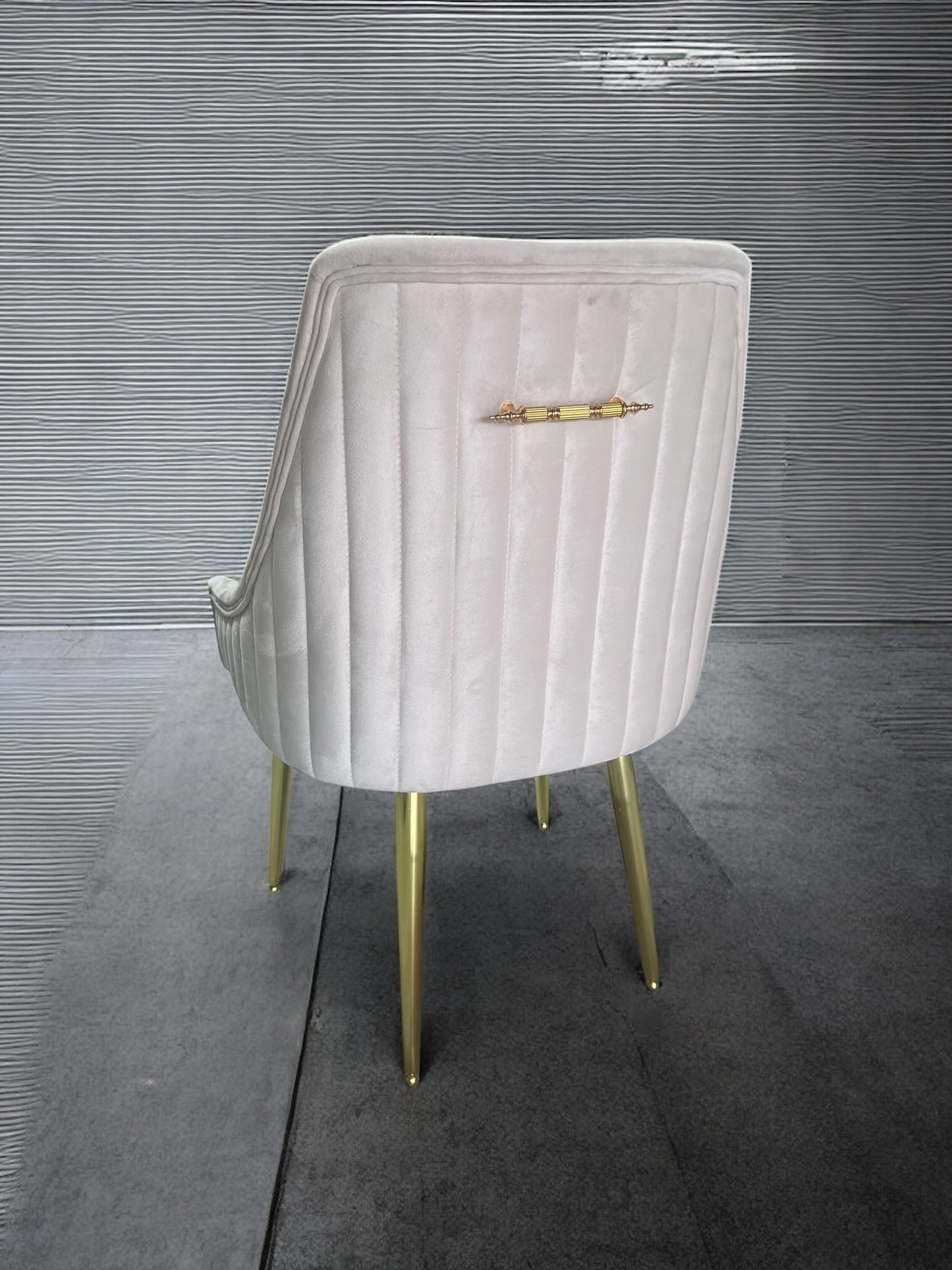 Silla terciopelo GOZDE01 color beig claro, patas de metal dorado