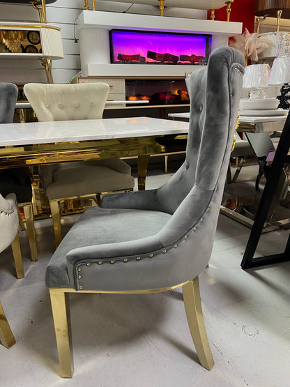 Silla León · Capitoné y detalles dorados