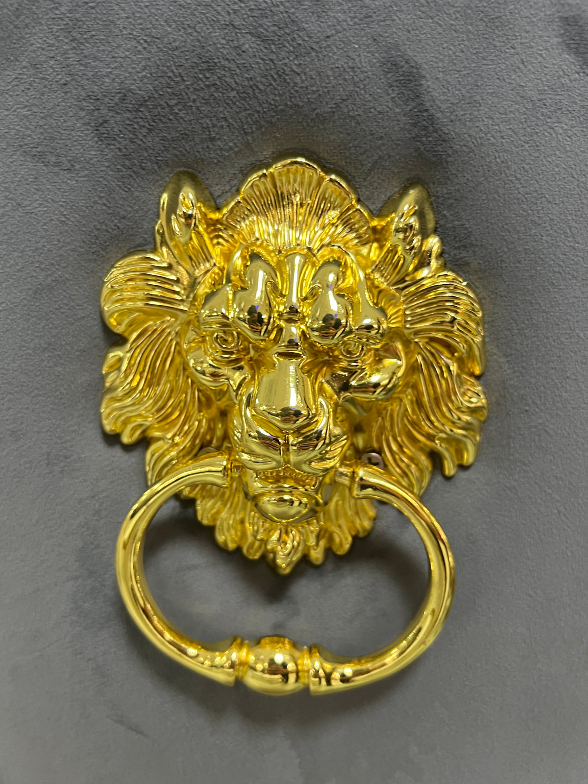 Silla León · Capitoné y detalles dorados