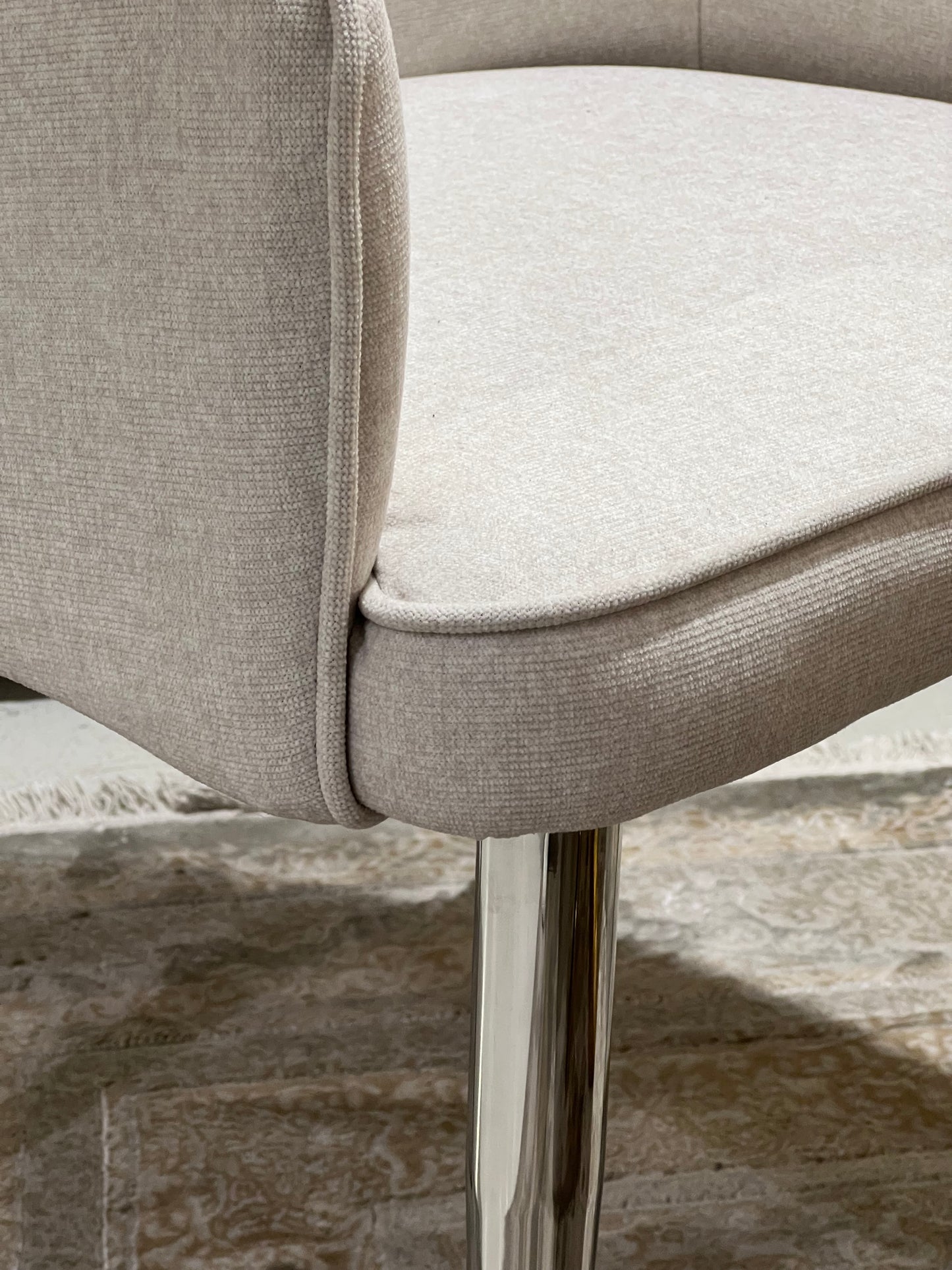 ✨ Cadeira MODELO NALA estofada bege com pés cromados – Design moderno, conforto e elegância ✨