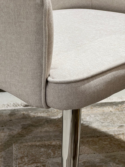 ✨ Cadeira MODELO NALA estofada bege com pés cromados – Design moderno, conforto e elegância ✨