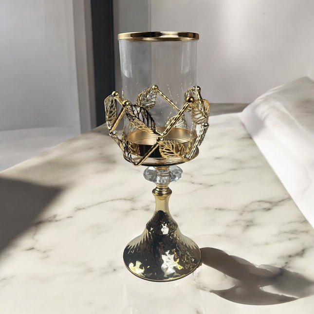 Castiçal decorativo em vidro e metal dourado com detalhes de folhas – 25 cm