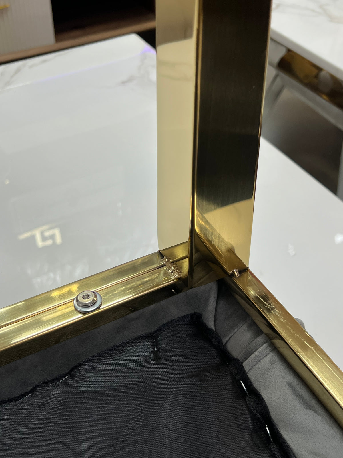 Silla León · Capitoné y detalles dorados