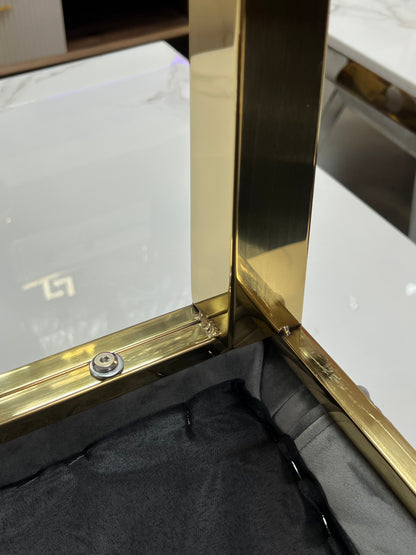 Silla León · Capitoné y detalles dorados