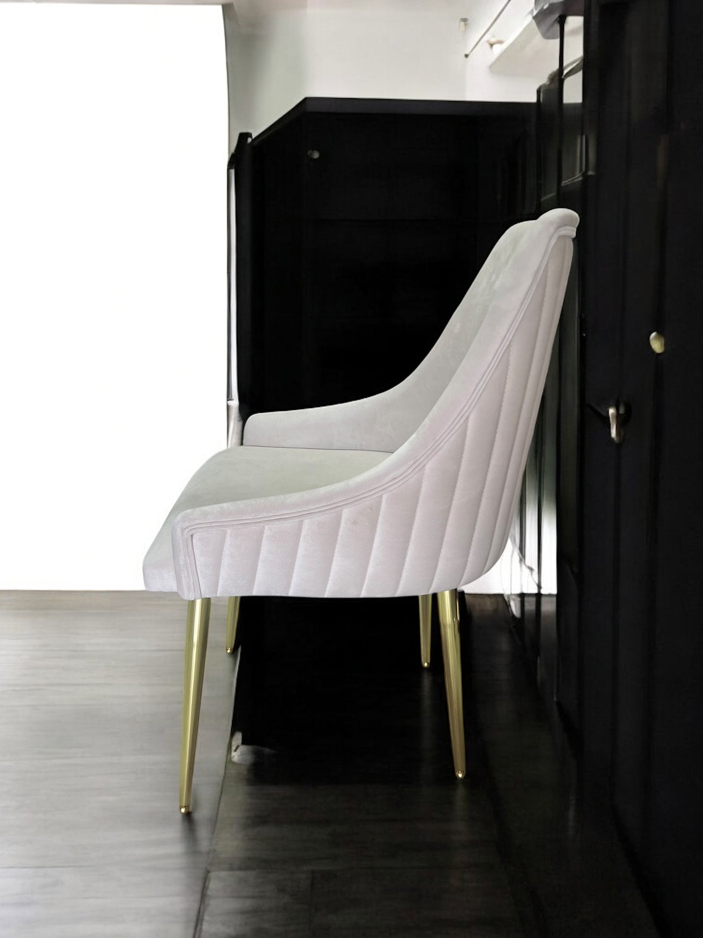 Silla terciopelo GOZDE01 color beig claro, patas de metal dorado