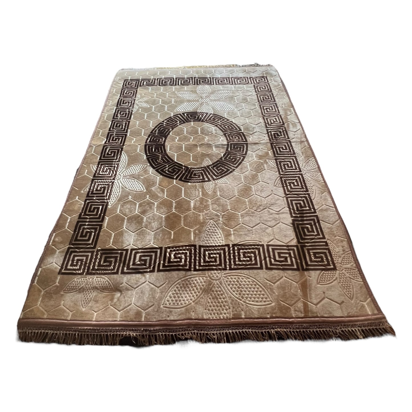Tapete dourado com detalhes marrons