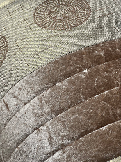 🏯 Colcha TOQUIO Elegante – Conjunto Decorativo con Tres Almohadas, 250 x 260 cm - COLOR BEIG