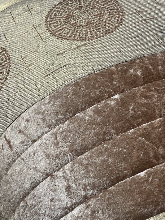 🏯 Colcha TOQUIO Elegante – Conjunto Decorativo con Tres Almohadas, 250 x 260 cm - COLOR BEIG