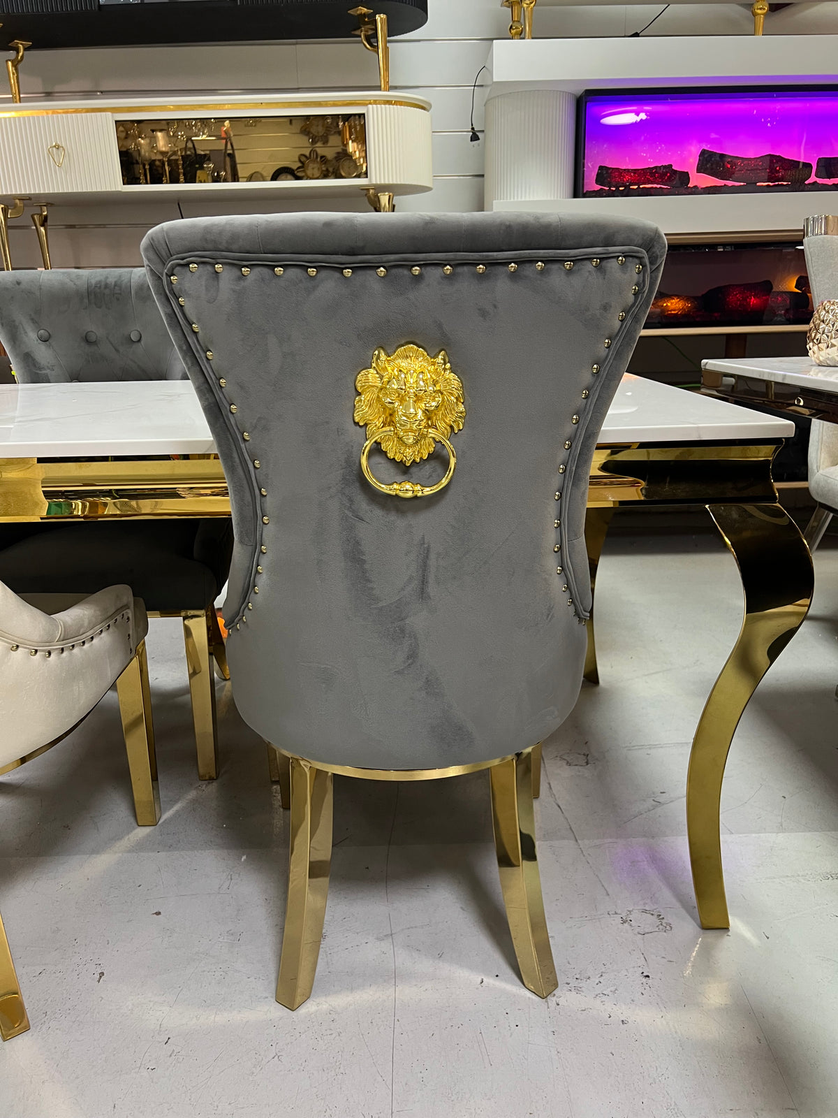 Silla León · Capitoné y detalles dorados