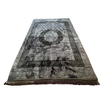 Tapete clássico cinzento com rebordo preto, de inspiração oriental – estilo árabe.