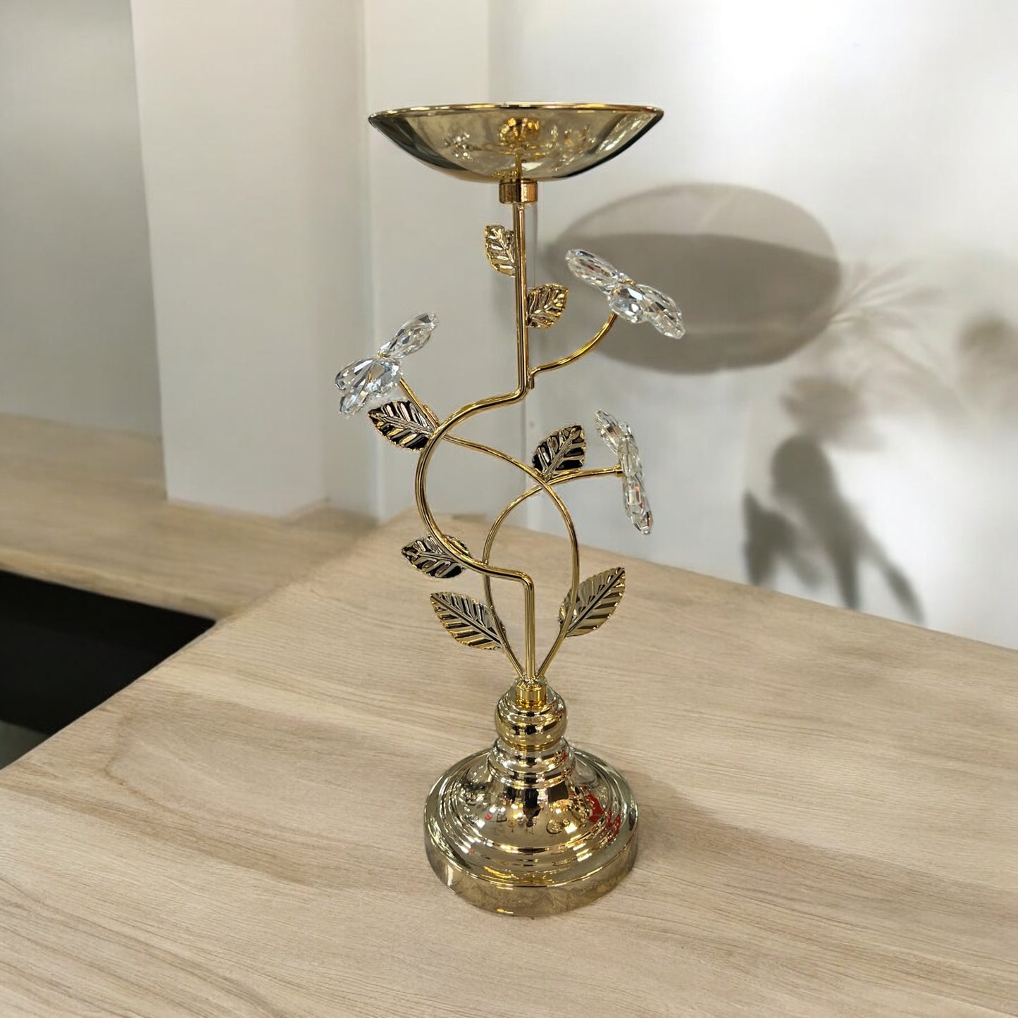 Portavelas árbol decorativo dorado con base de madera clara