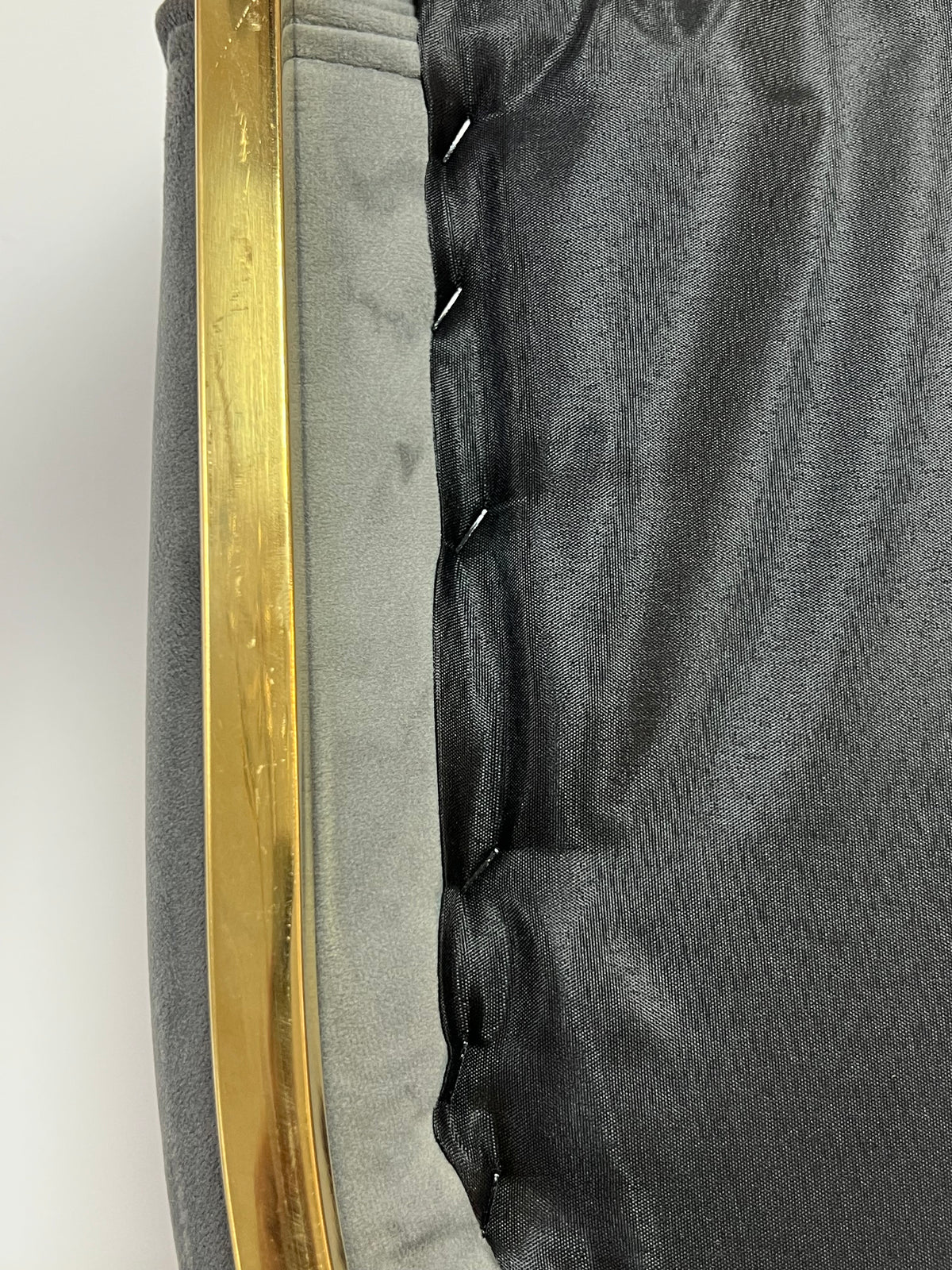 Silla León · Capitoné y detalles dorados