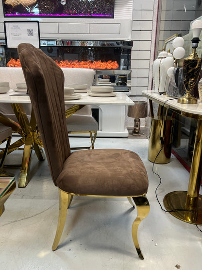 Silla Rey de terciopelo marrón con patas doradas