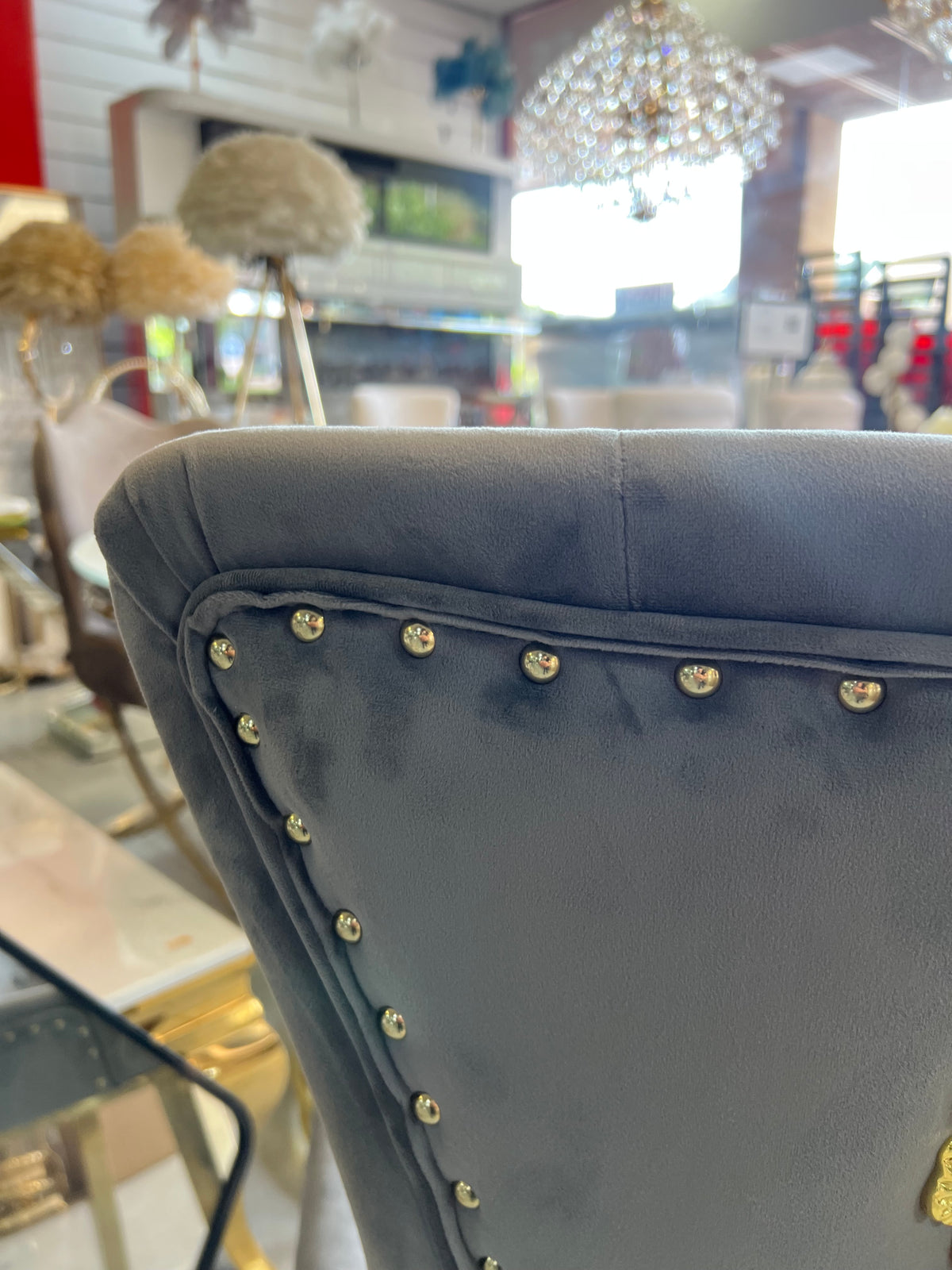 ✨ Silla MODELO leon tapizada gris oscuro con acabado dorado– Elegancia moderna para tu hogar ✨