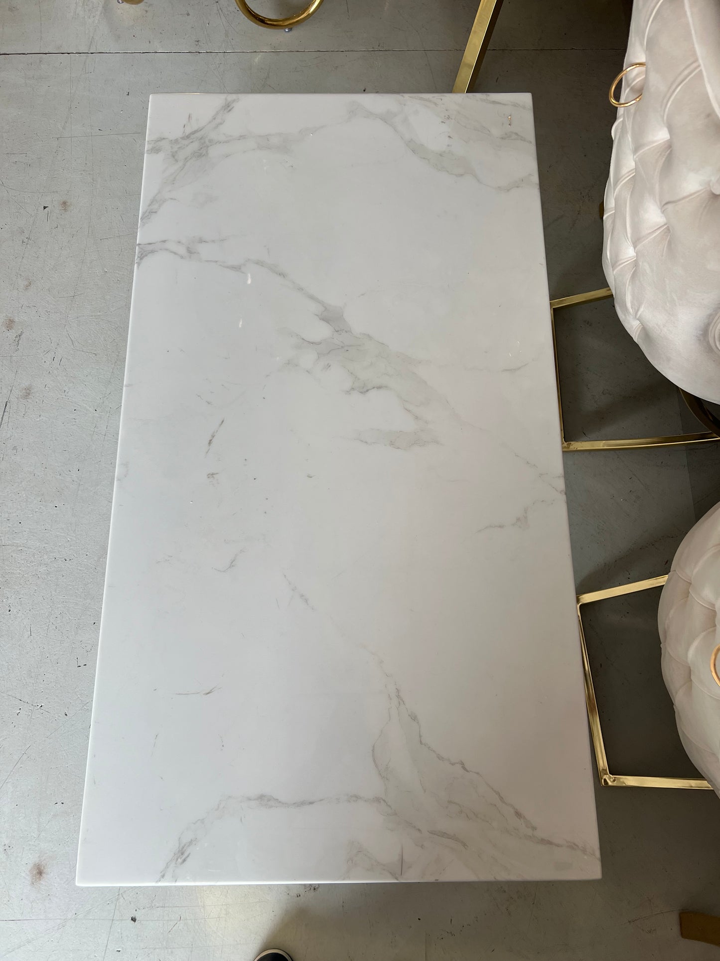 Mesa de centro mármol blanco patas acero inoxidable dorado