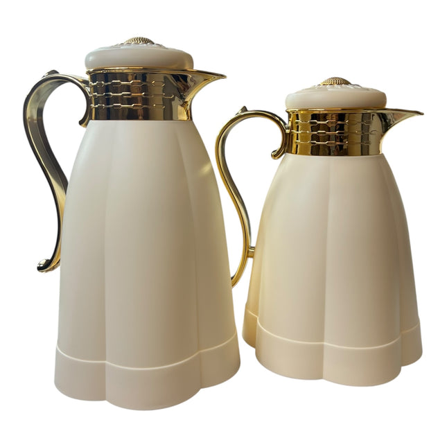 Conjunto de 2 garrafas térmicas isoladas com corpo de alta qualidade (0,6L + 1L) na cor bege.