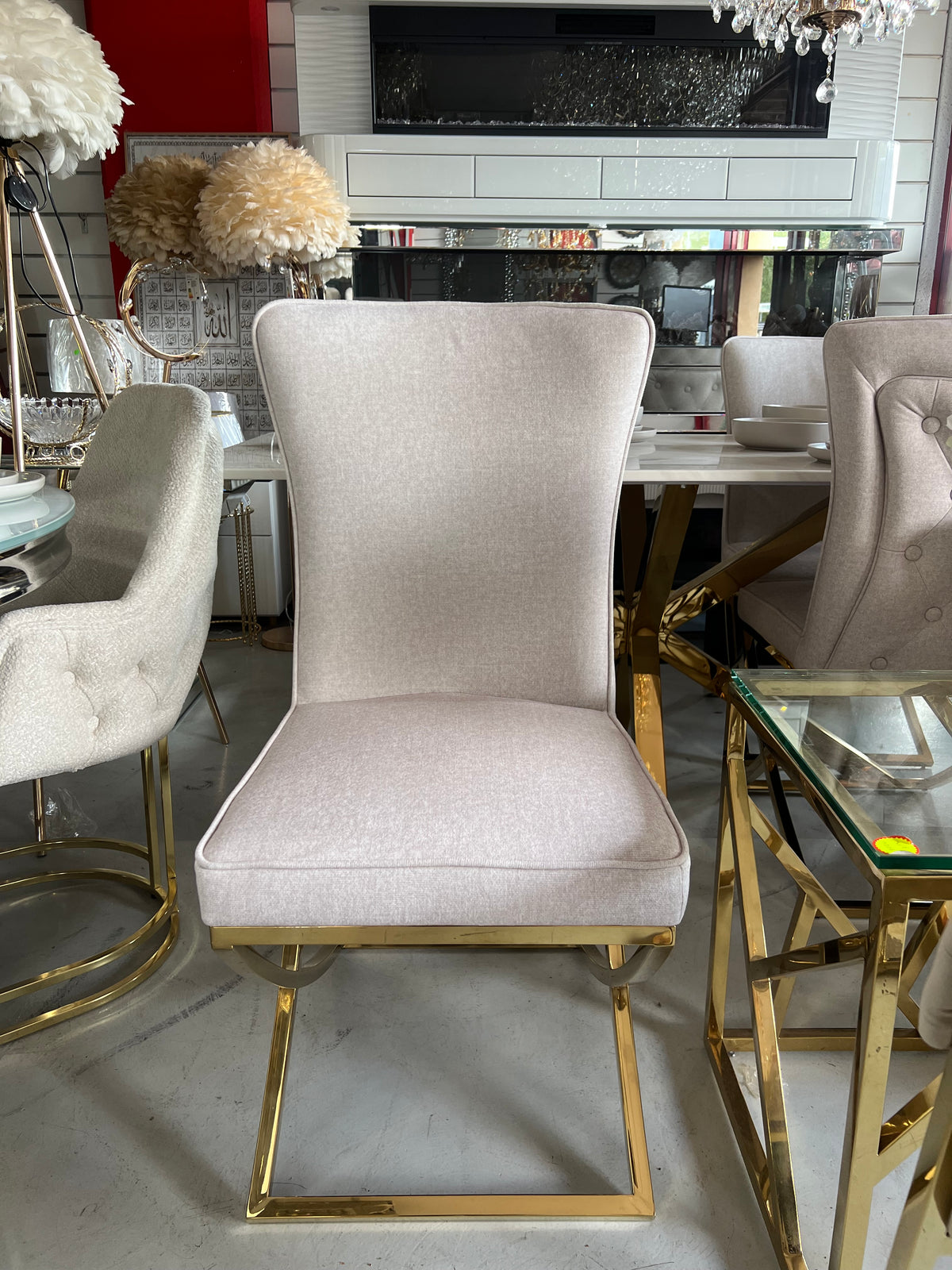 ✨ Silla MODELO CAPITONIO tapizada beige con acabado dorado – Elegancia moderna para tu hogar ✨