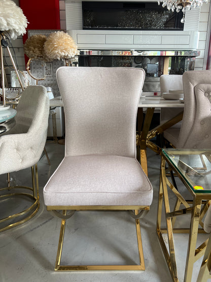 ✨ Silla MODELO CAPITONIO tapizada beige con acabado dorado – Elegancia moderna para tu hogar ✨