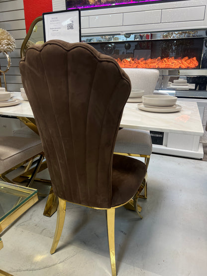 Silla Rey de terciopelo marrón con patas doradas