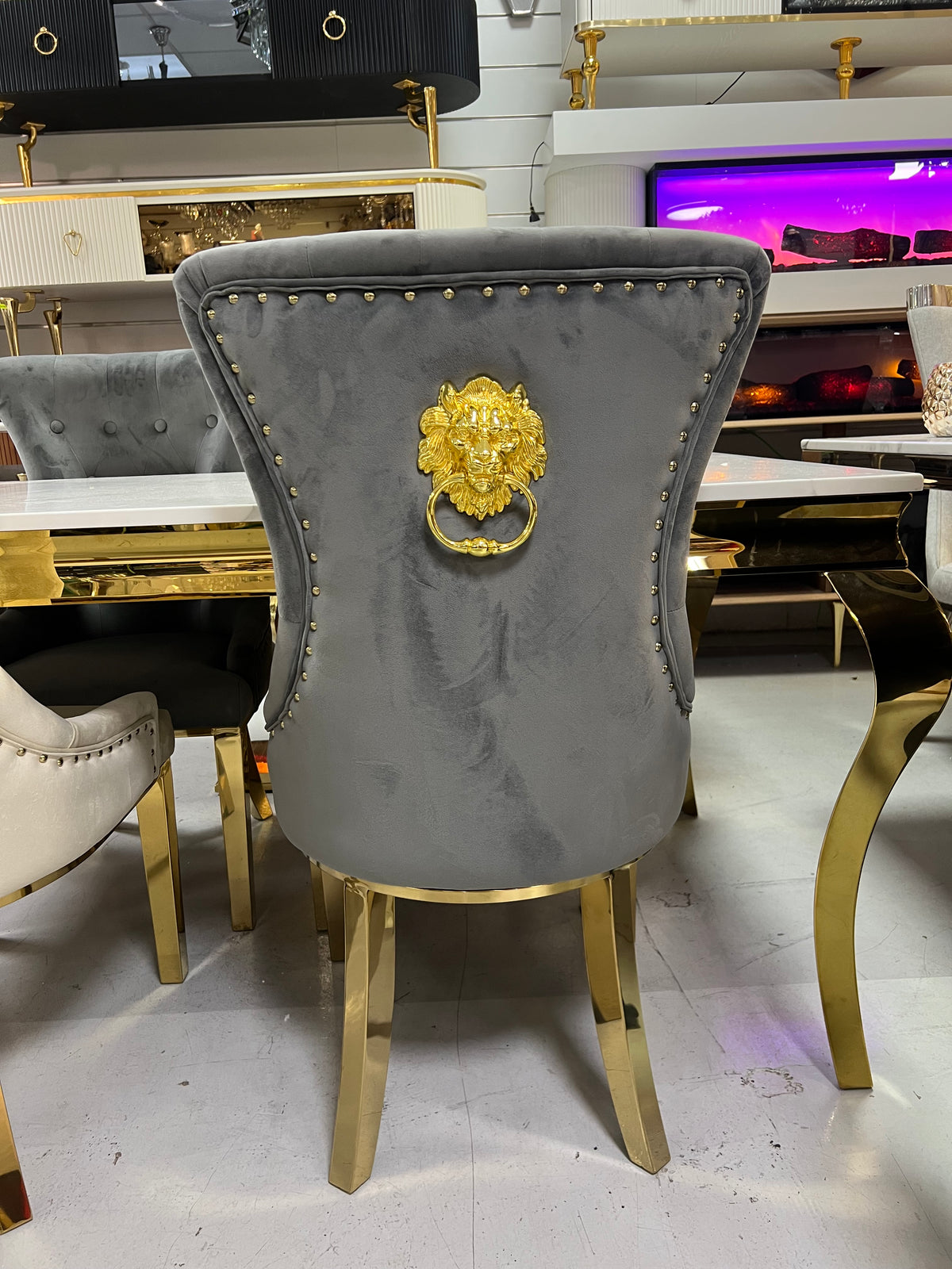 Silla León · Capitoné y detalles dorados