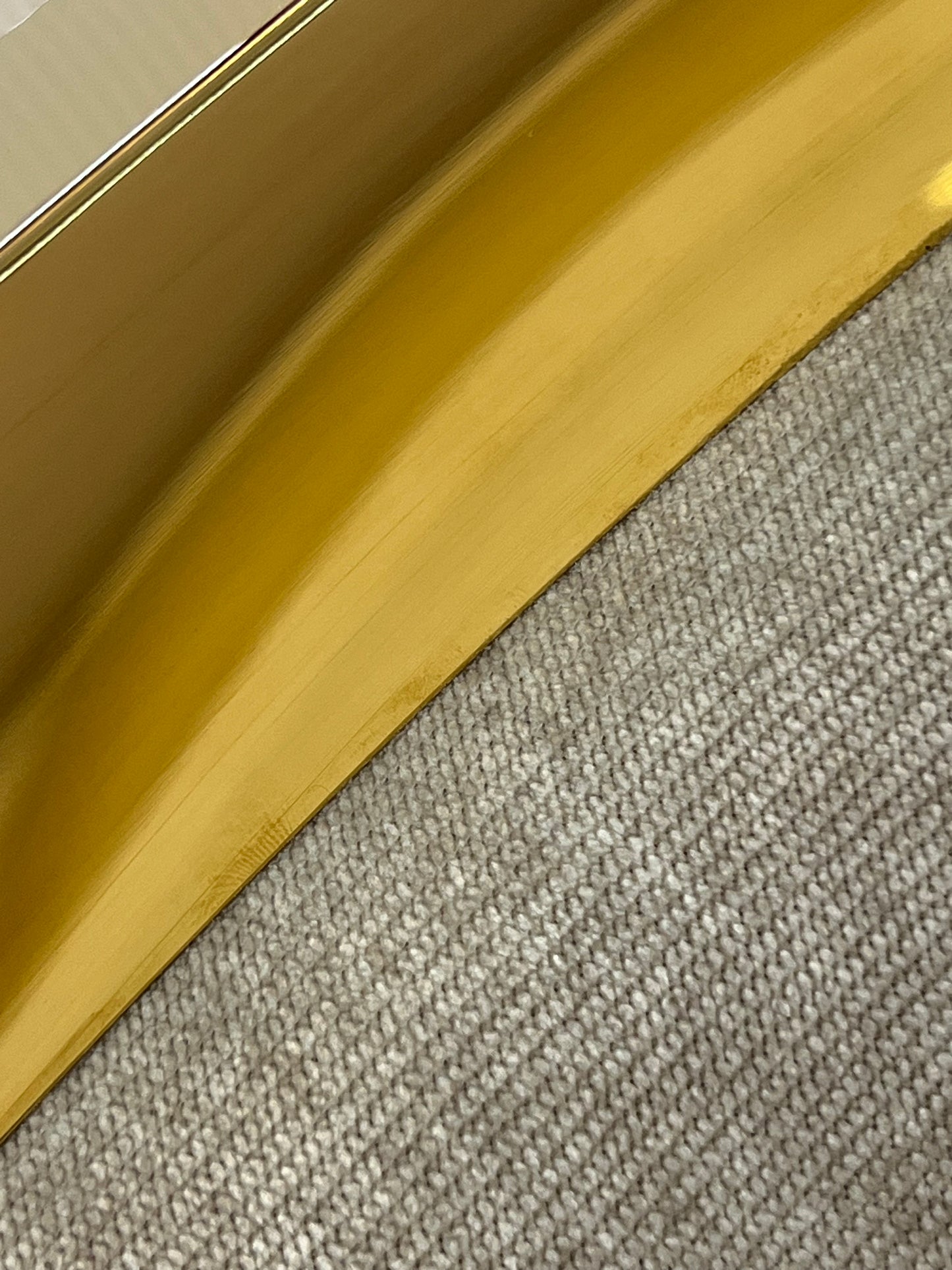 ✨ Cadeira MODELO NEFERTARI estofada em bege com acabamento dourado – Elegância moderna para o seu lar ✨