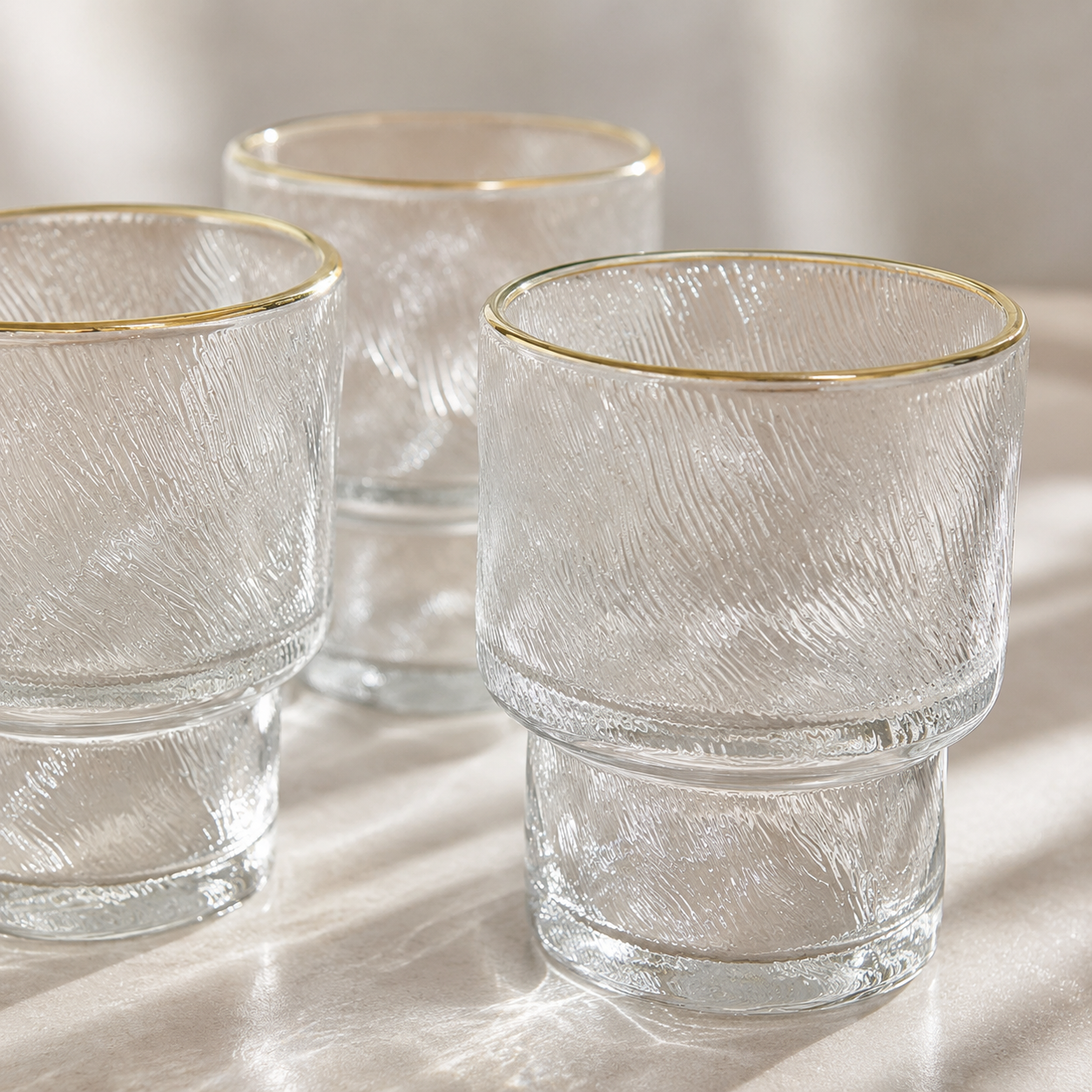 Set de 6 Vasos Nura – Cristal Texturizado con Borde Dorado