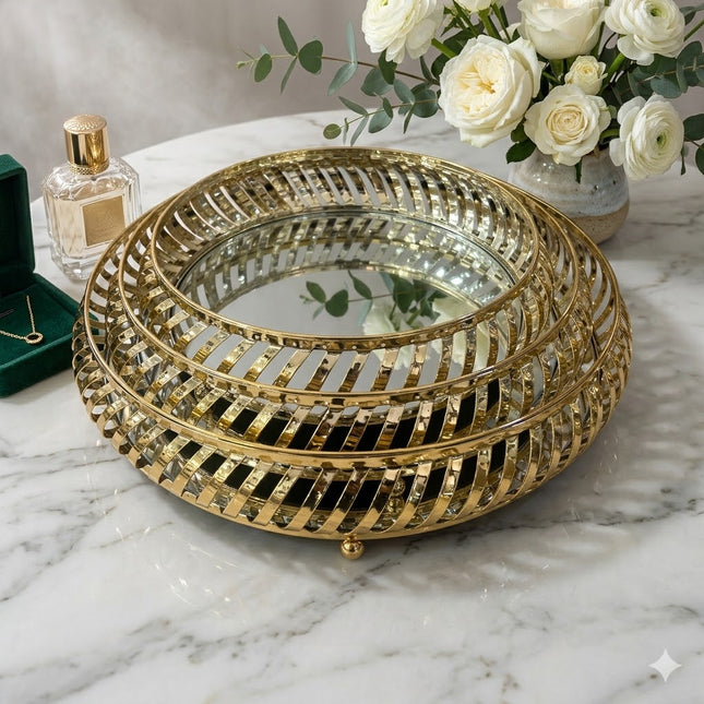 Centro de mesa redondo em metal dourado com espelho decorativo
