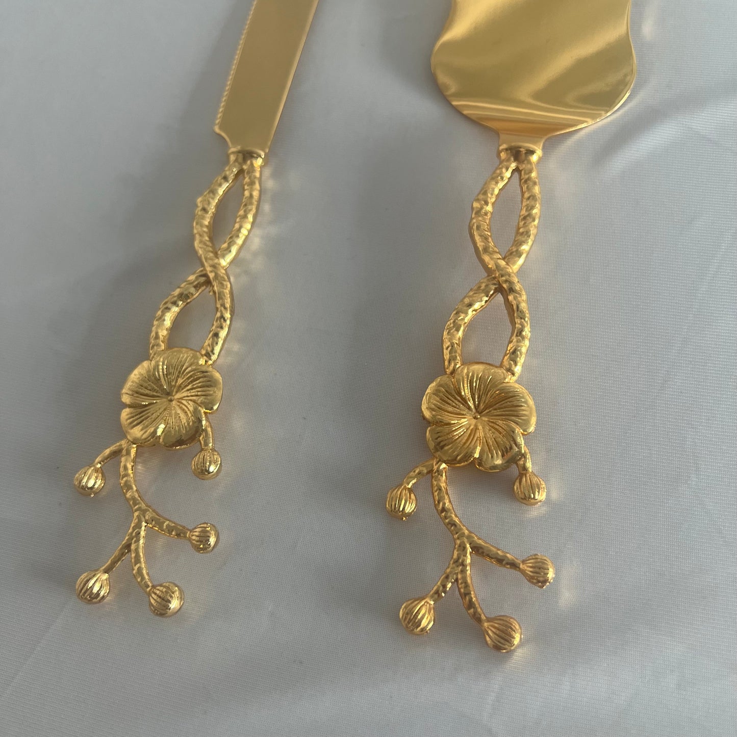 Set de Servidor de Pasteles Dorado Clásico - Decorado Flor