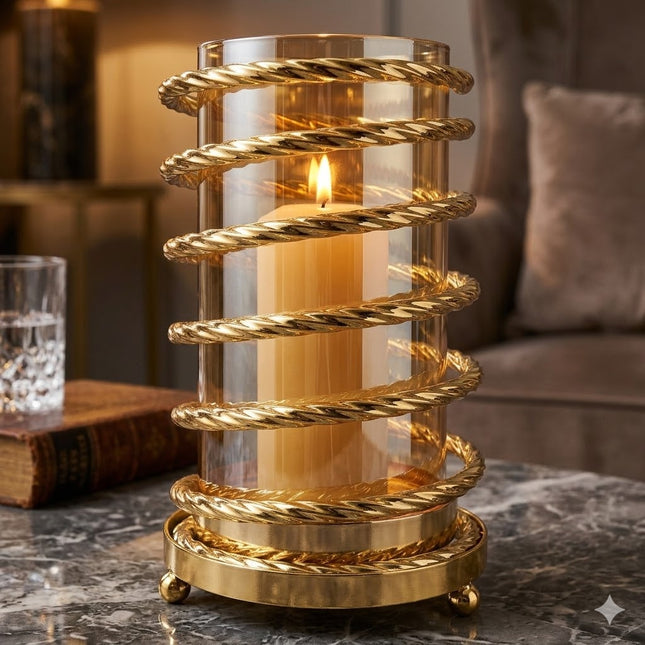Castiçal em vidro com estrutura em espiral de metal dourado.