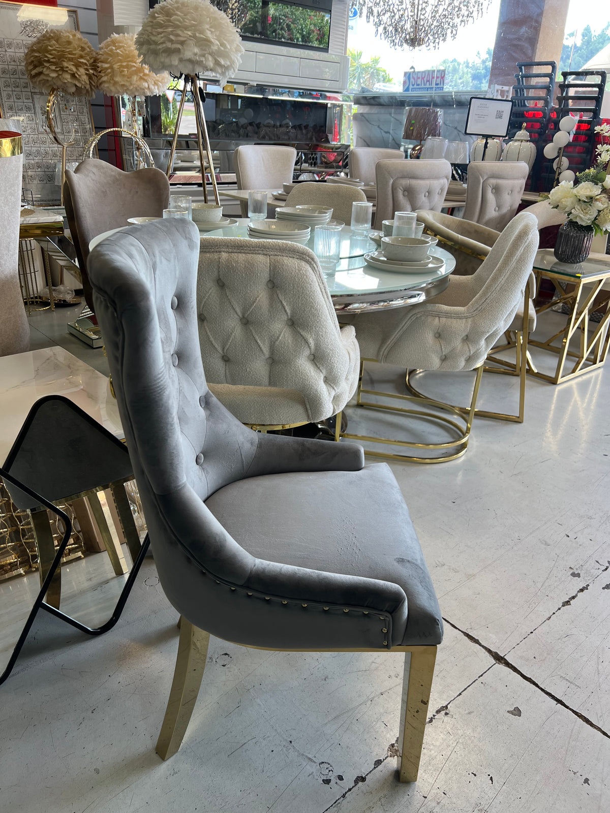 ✨ Silla MODELO leon tapizada gris oscuro con acabado dorado– Elegancia moderna para tu hogar ✨