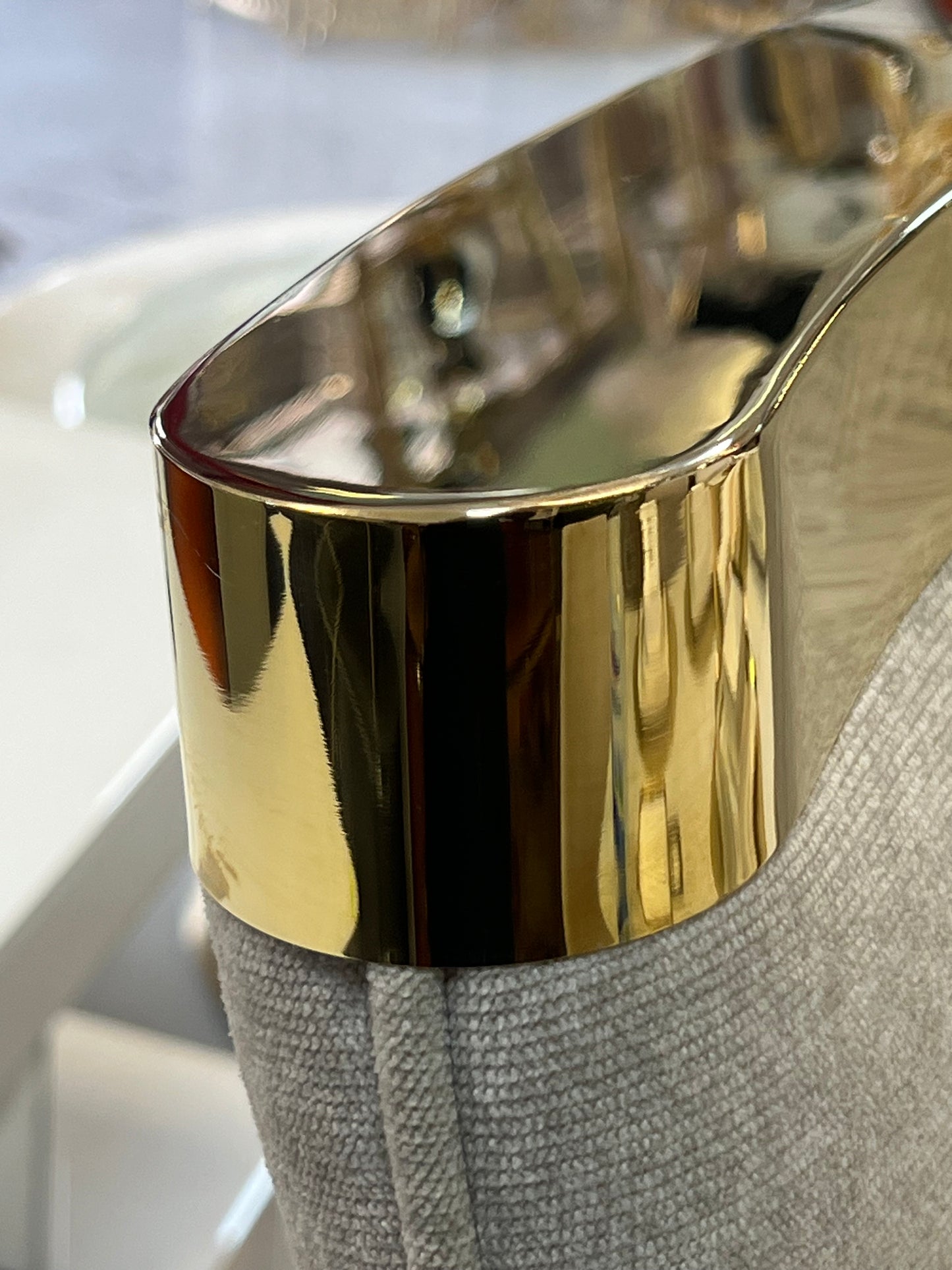 ✨ Cadeira MODELO NEFERTARI estofada em bege com acabamento dourado – Elegância moderna para o seu lar ✨