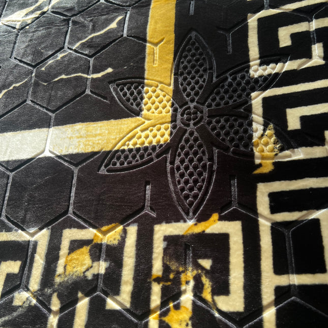 Tapete clássico preto com detalhes dourados e rebordo de inspiração oriental – estilo árabe
