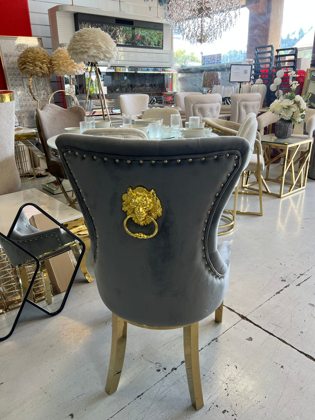 ✨ Silla MODELO leon tapizada gris oscuro con acabado dorado– Elegancia moderna para tu hogar ✨