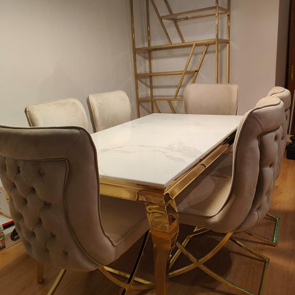 Cadeira BONGOV03 em veludo bege com pés em aço dourado.