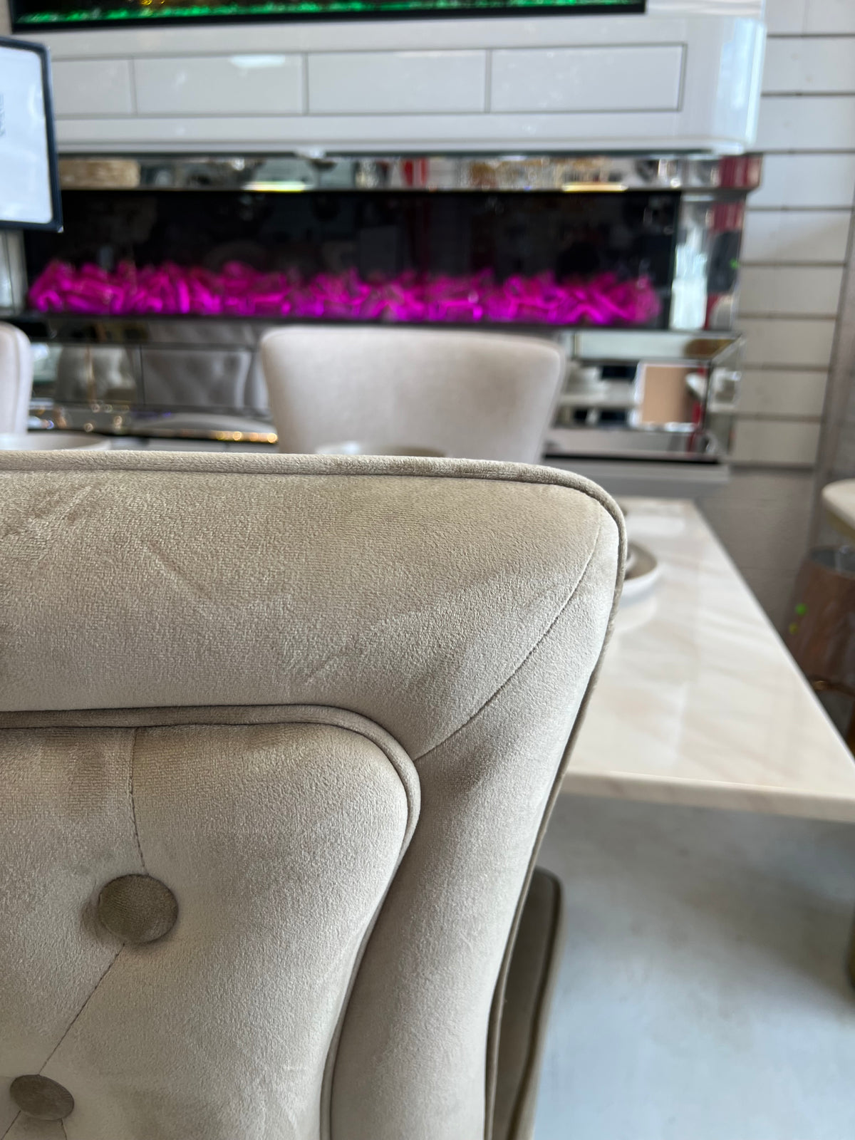 Silla Capitonio de terciopelo · Beige oscuro y gris