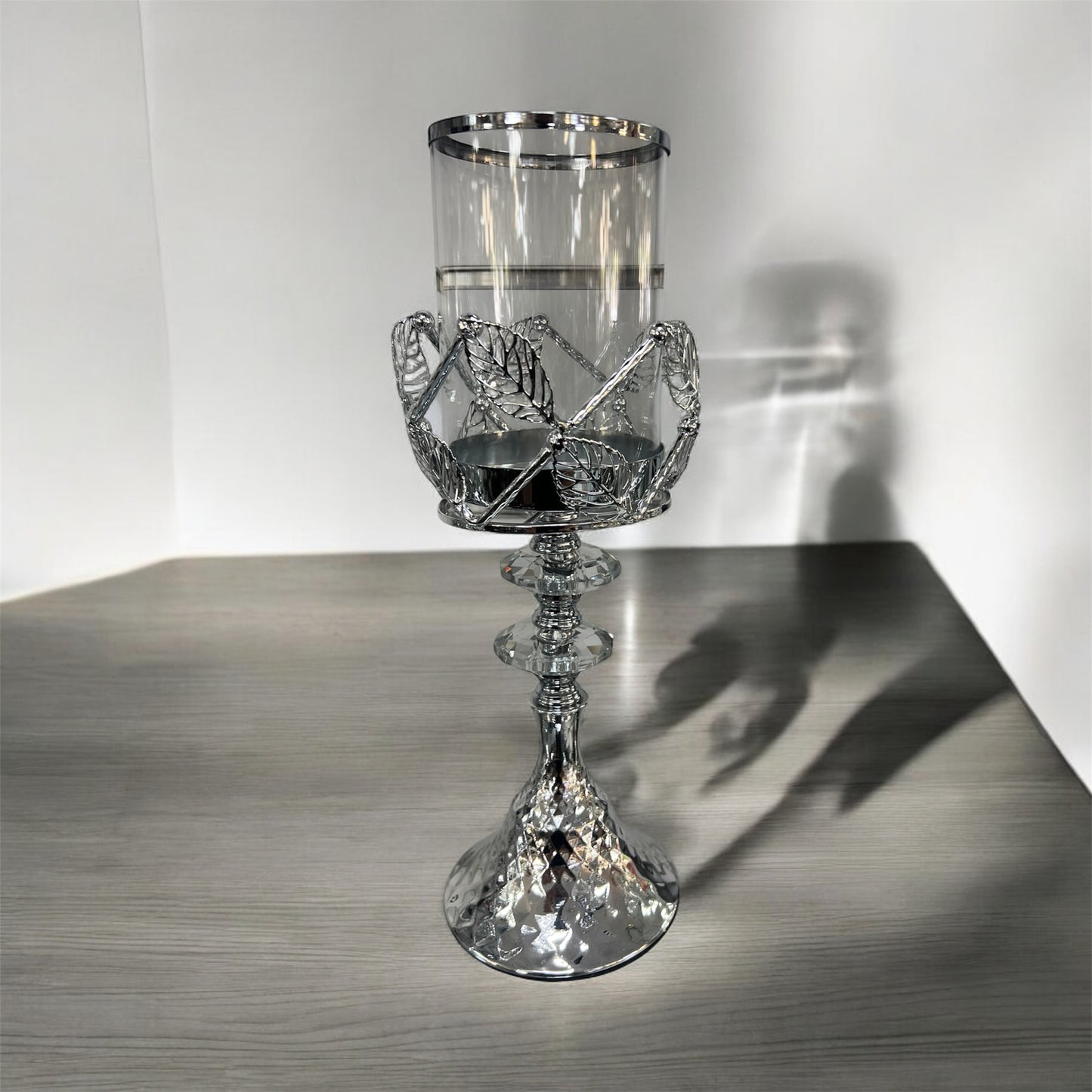 Portavelas moderno con copa de cristal y base tallada