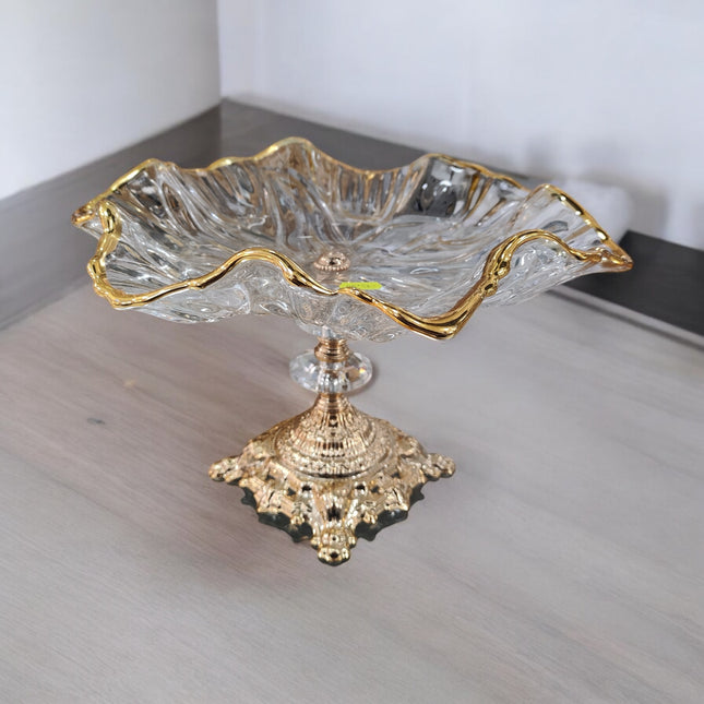 Fruteira em cristal lapidado com base dourada — peça central elegante e sofisticada.