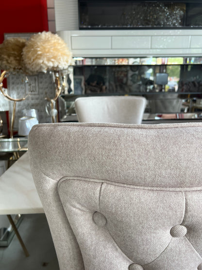 ✨ Silla MODELO CAPITONIO tapizada beige con acabado dorado – Elegancia moderna para tu hogar ✨